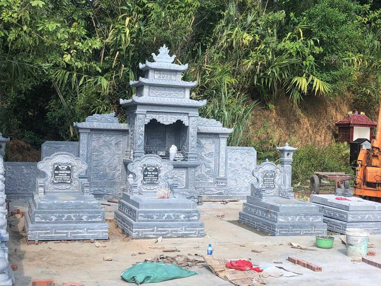 Khuôn viên lăng mộ - KLM10